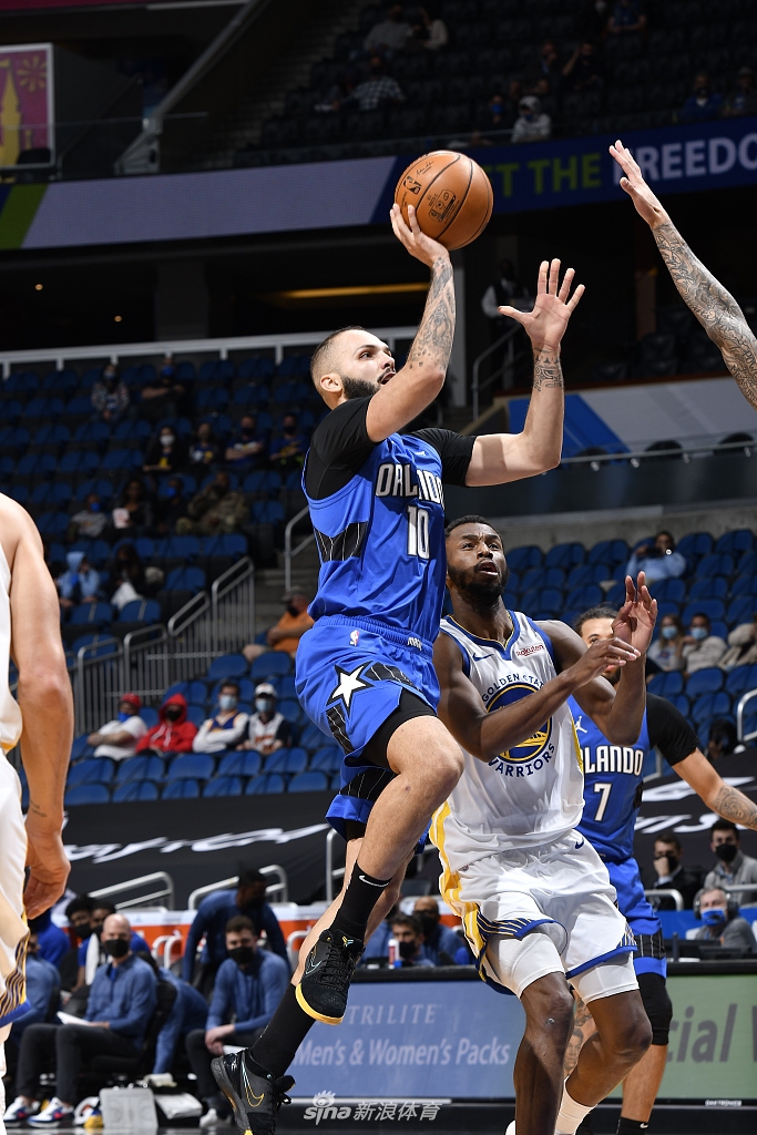 爱游戏下载-风云突变本菲卡今晚外线爆发里程碑夜奥兰多魔术远射贴柱，现场解说直呼：德约科维奇在切尔西比赛中晋级